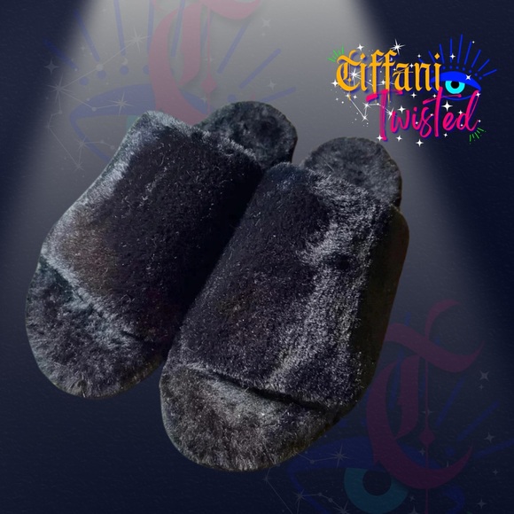 Shoes - 🖤 NWOT Black Fuzzy Platform Slippers – Size 7 | Cozy & Stylish!